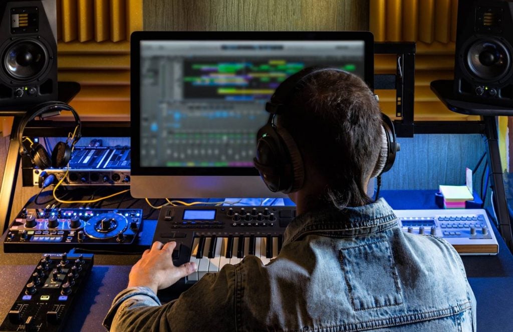 Top 8 Reasons to Use a Professional Recording Studio